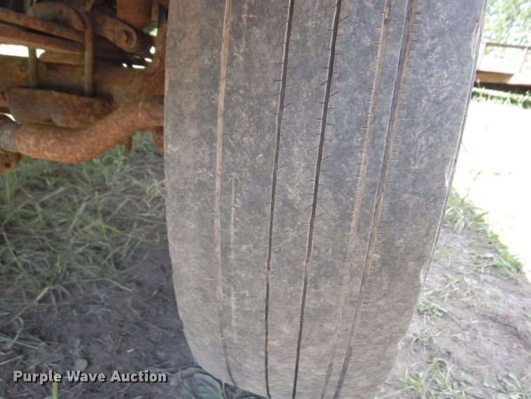 image for item MF9758 2000 Ford F550 Super Duty  flatbed truck