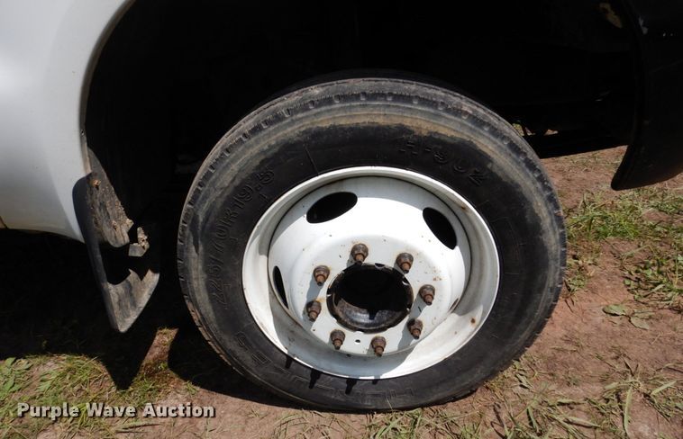 image for item MF9758 2000 Ford F550 Super Duty  flatbed truck