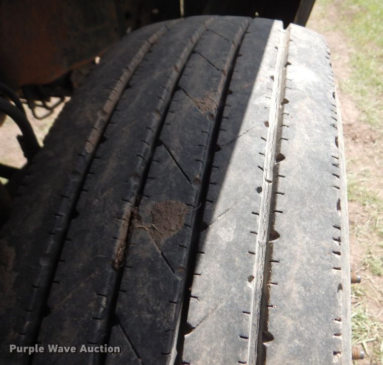 image for item MF9758 2000 Ford F550 Super Duty  flatbed truck