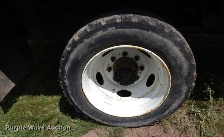 image for item MF9758 2000 Ford F550 Super Duty  flatbed truck