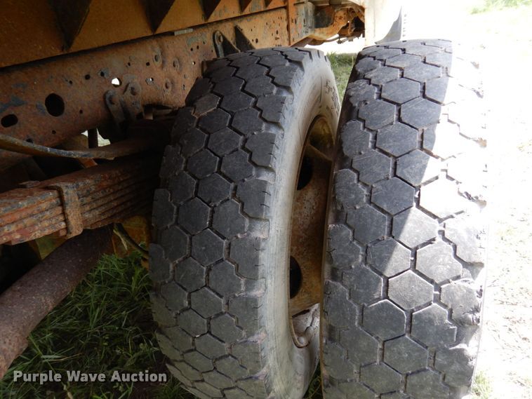 image for item MF9758 2000 Ford F550 Super Duty  flatbed truck