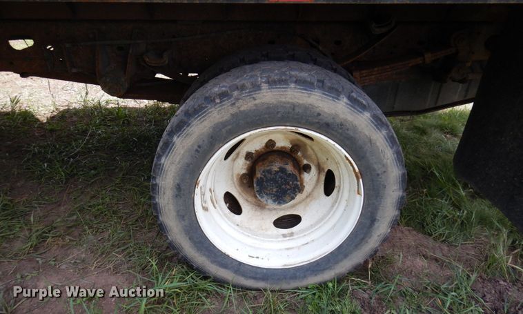 image for item MF9758 2000 Ford F550 Super Duty  flatbed truck