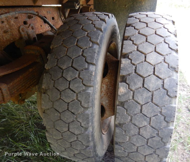 image for item MF9758 2000 Ford F550 Super Duty  flatbed truck