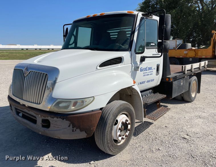 image for item MU9062 2003 International 4300  flatbed truck