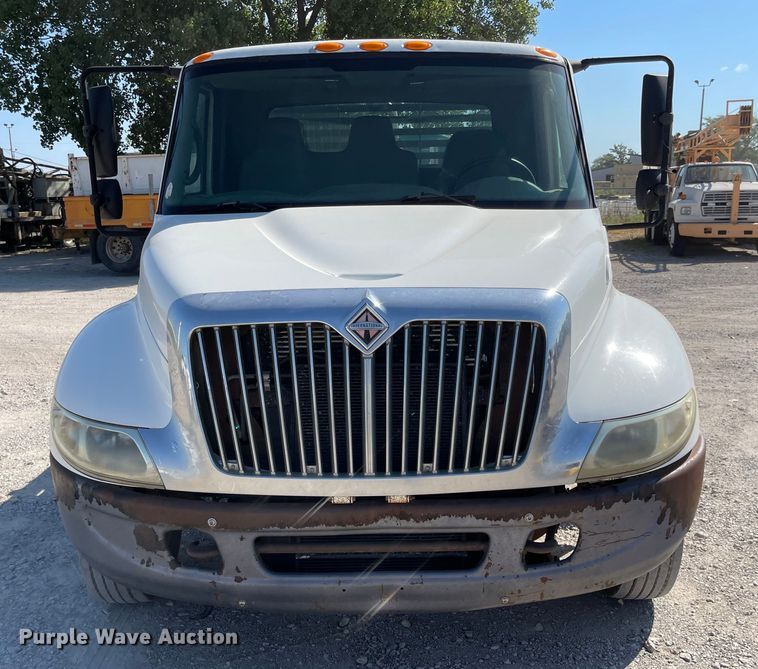 image for item MU9062 2003 International 4300  flatbed truck