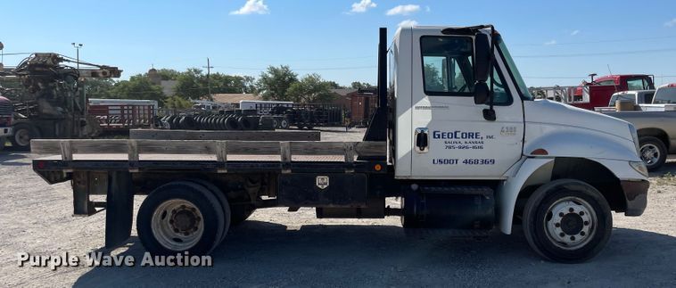 image for item MU9062 2003 International 4300  flatbed truck