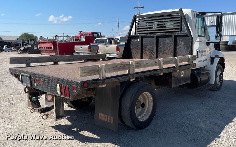 image for item MU9062 2003 International 4300  flatbed truck