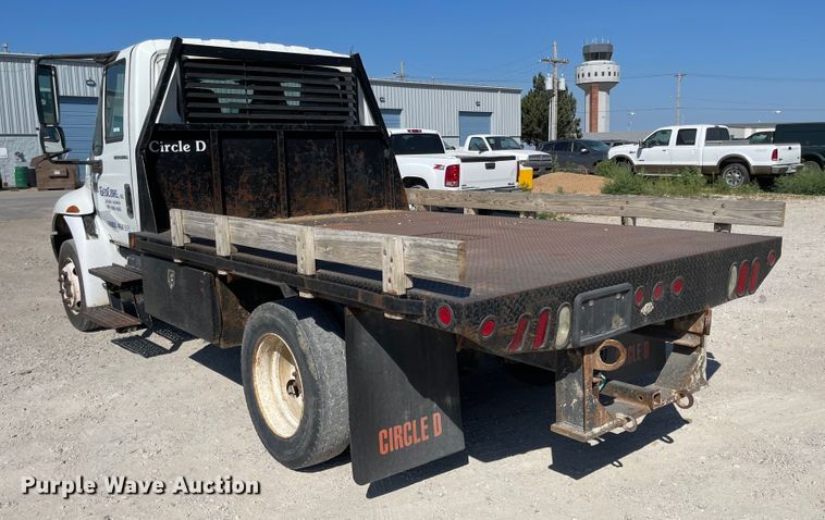 image for item MU9062 2003 International 4300  flatbed truck