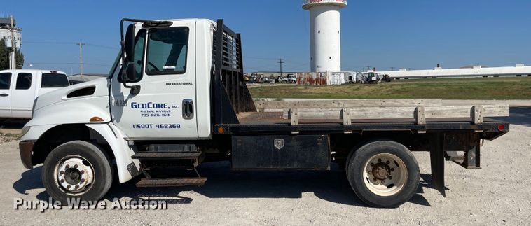image for item MU9062 2003 International 4300  flatbed truck
