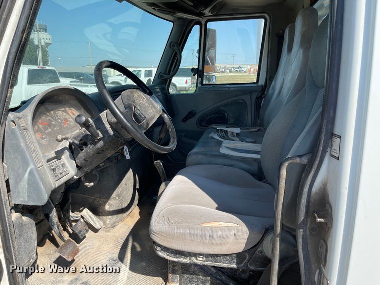 image for item MU9062 2003 International 4300  flatbed truck