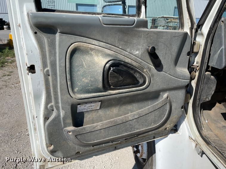 image for item MU9062 2003 International 4300  flatbed truck