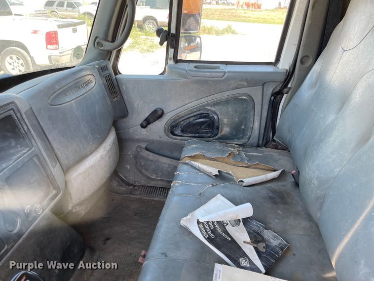 image for item MU9062 2003 International 4300  flatbed truck