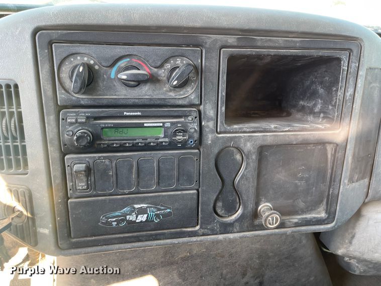 image for item MU9062 2003 International 4300  flatbed truck