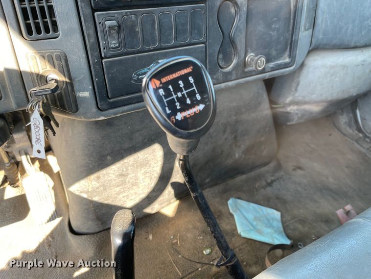 image for item MU9062 2003 International 4300  flatbed truck