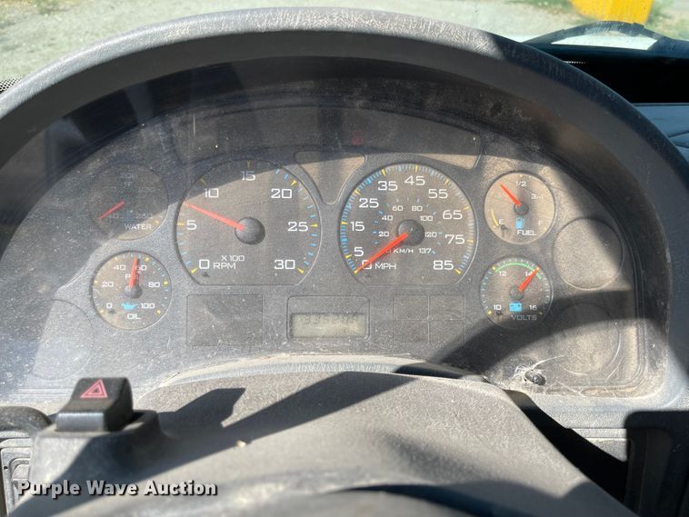 image for item MU9062 2003 International 4300  flatbed truck