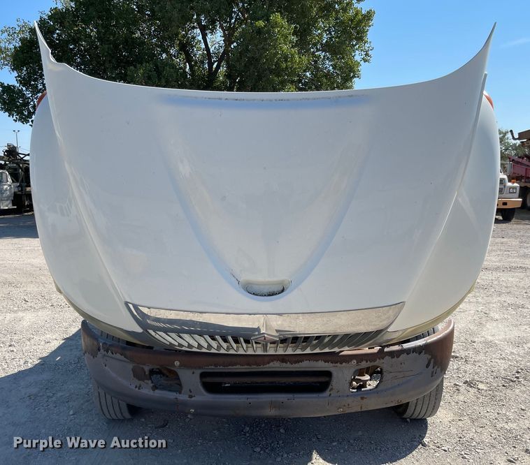 image for item MU9062 2003 International 4300  flatbed truck