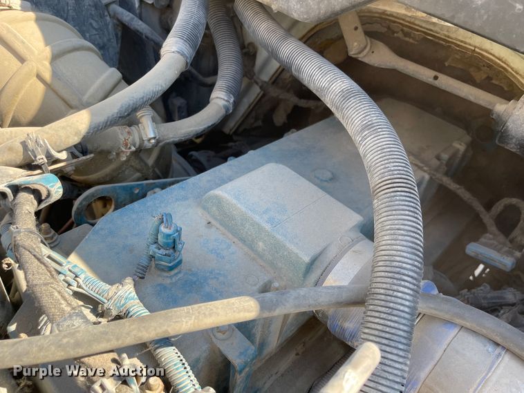 image for item MU9062 2003 International 4300  flatbed truck