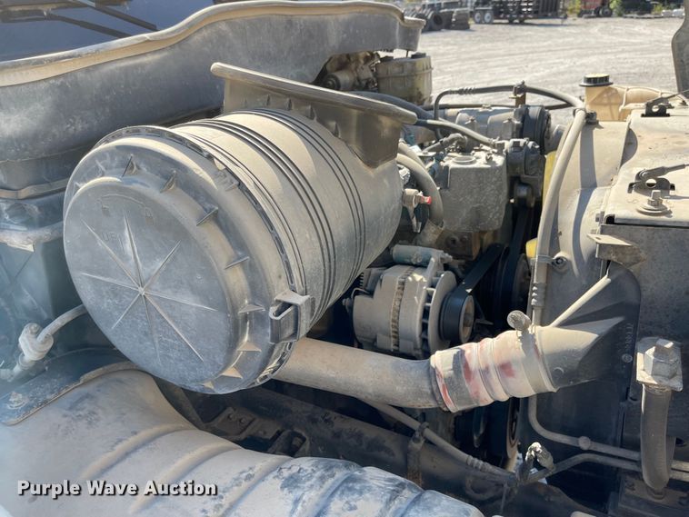 image for item MU9062 2003 International 4300  flatbed truck