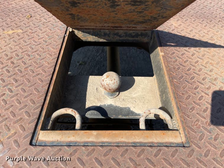 image for item MU9062 2003 International 4300  flatbed truck