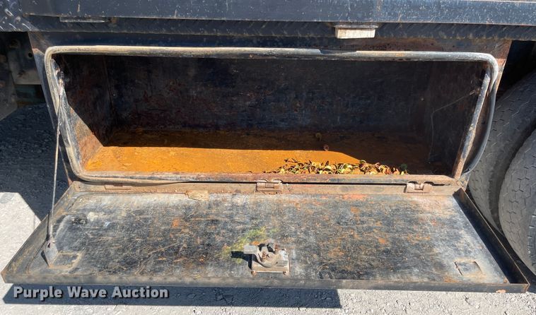 image for item MU9062 2003 International 4300  flatbed truck