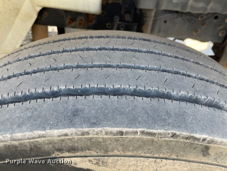 image for item MU9062 2003 International 4300  flatbed truck