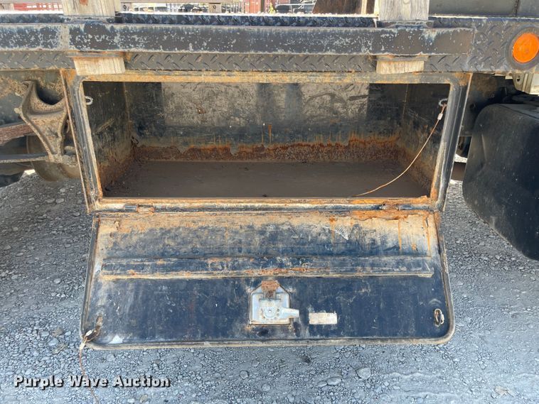image for item MU9062 2003 International 4300  flatbed truck