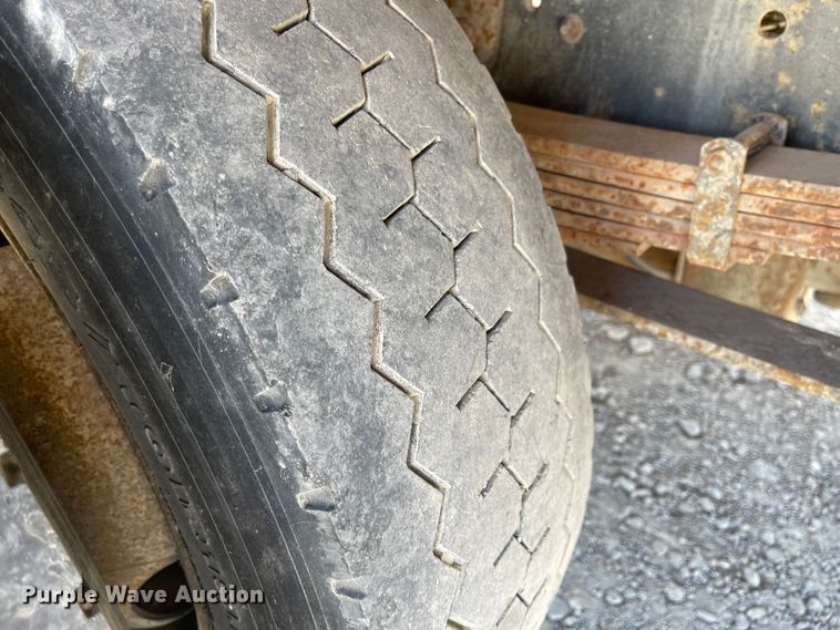 image for item MU9062 2003 International 4300  flatbed truck