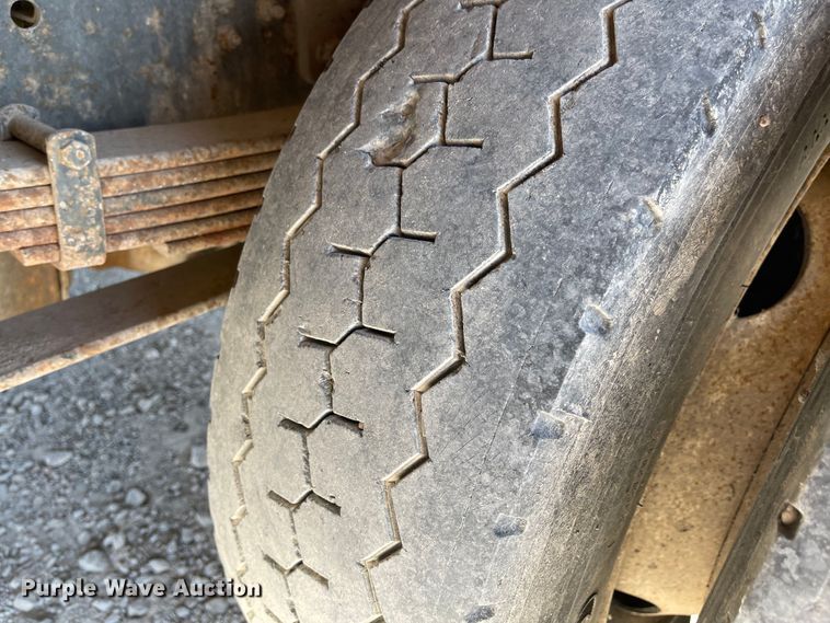 image for item MU9062 2003 International 4300  flatbed truck