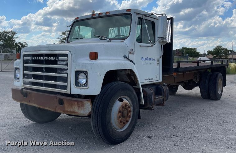 image for item MU9063 1983 International S1954  flatbed truck