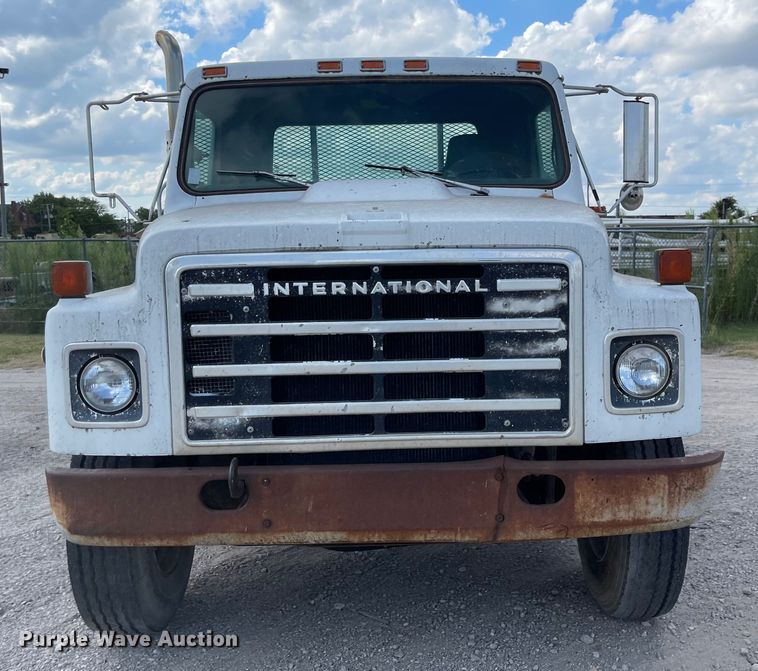 image for item MU9063 1983 International S1954  flatbed truck