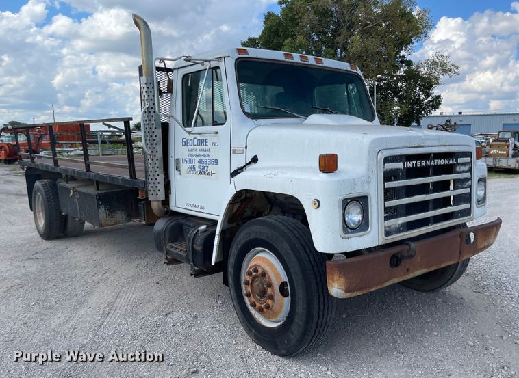 image for item MU9063 1983 International S1954  flatbed truck