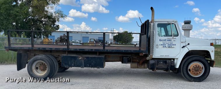 image for item MU9063 1983 International S1954  flatbed truck