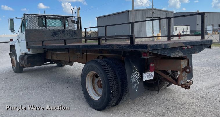 image for item MU9063 1983 International S1954  flatbed truck