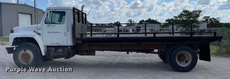 image for item MU9063 1983 International S1954  flatbed truck