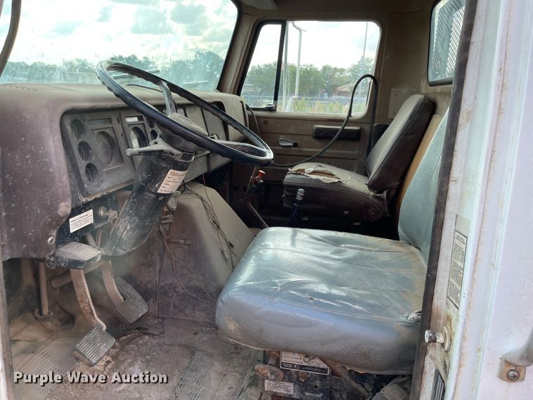 image for item MU9063 1983 International S1954  flatbed truck