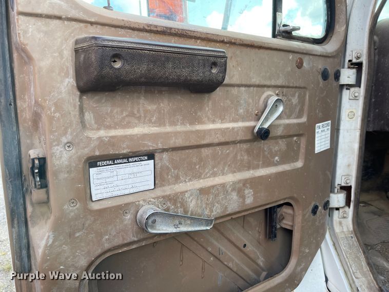 image for item MU9063 1983 International S1954  flatbed truck