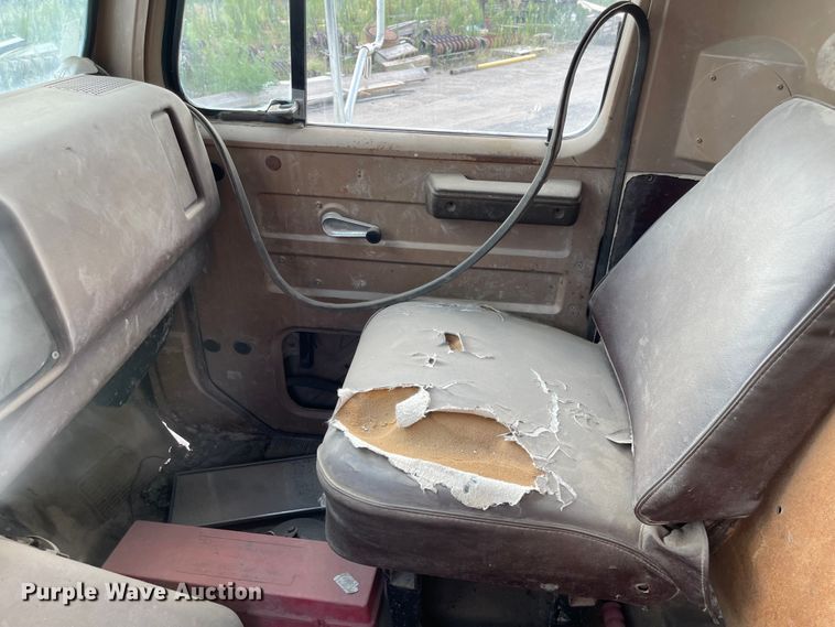 image for item MU9063 1983 International S1954  flatbed truck