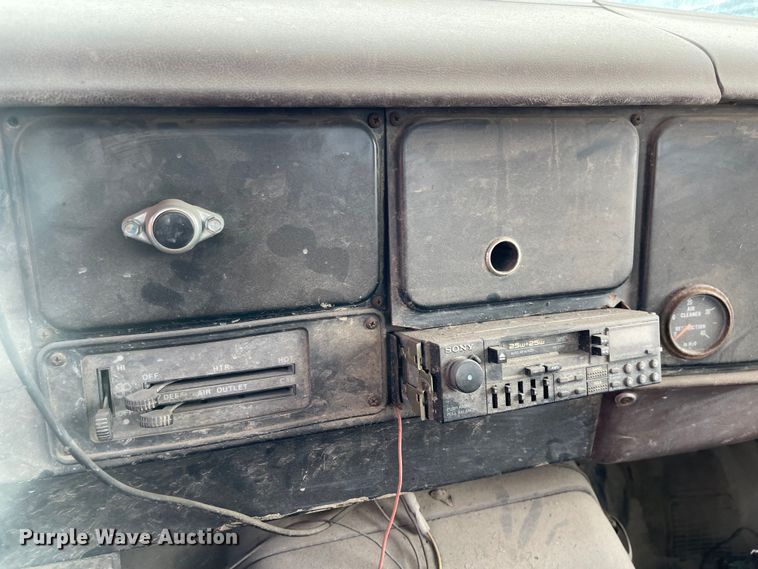 image for item MU9063 1983 International S1954  flatbed truck