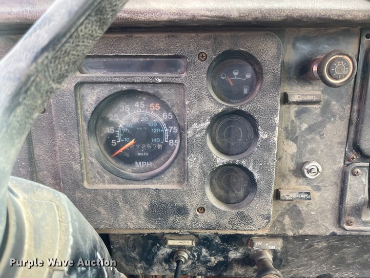 image for item MU9063 1983 International S1954  flatbed truck