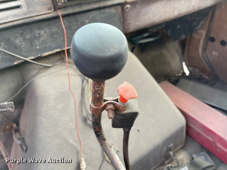 image for item MU9063 1983 International S1954  flatbed truck