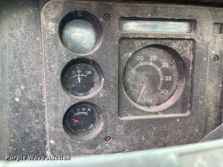 image for item MU9063 1983 International S1954  flatbed truck