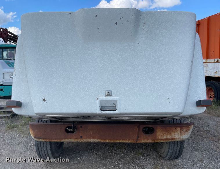 image for item MU9063 1983 International S1954  flatbed truck