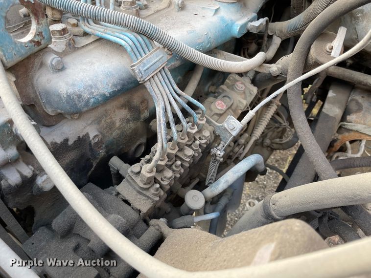 image for item MU9063 1983 International S1954  flatbed truck