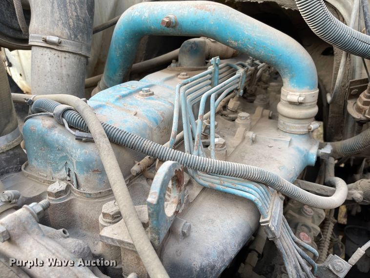 image for item MU9063 1983 International S1954  flatbed truck