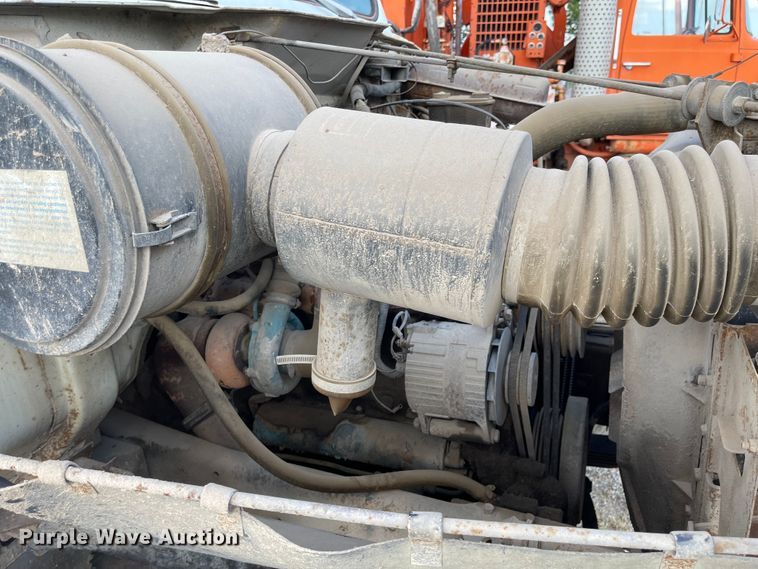 image for item MU9063 1983 International S1954  flatbed truck