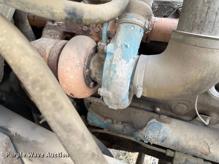 image for item MU9063 1983 International S1954  flatbed truck