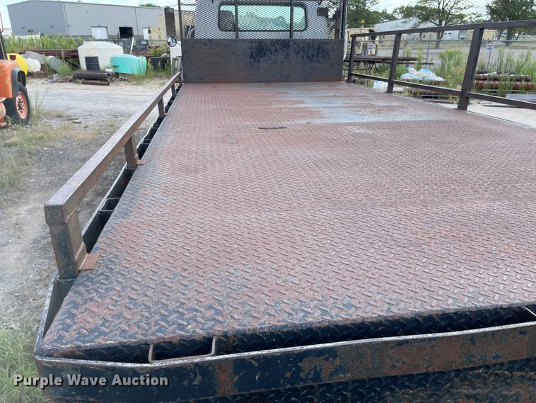 image for item MU9063 1983 International S1954  flatbed truck