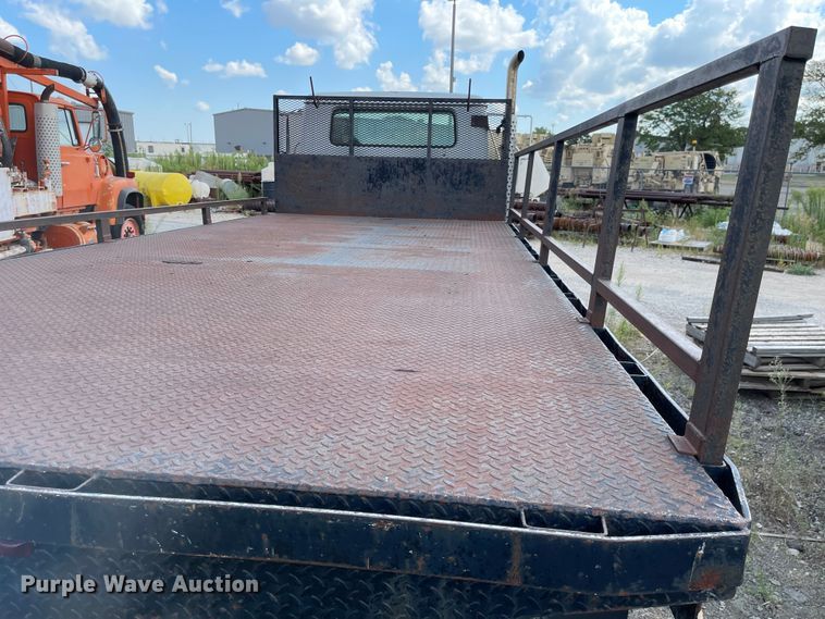 image for item MU9063 1983 International S1954  flatbed truck