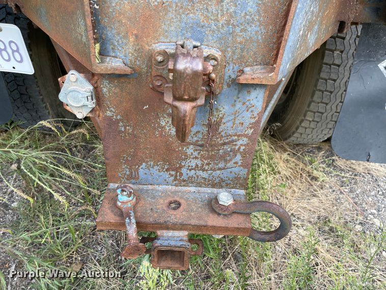 image for item MU9063 1983 International S1954  flatbed truck