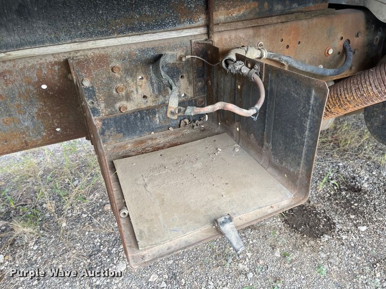 image for item MU9063 1983 International S1954  flatbed truck